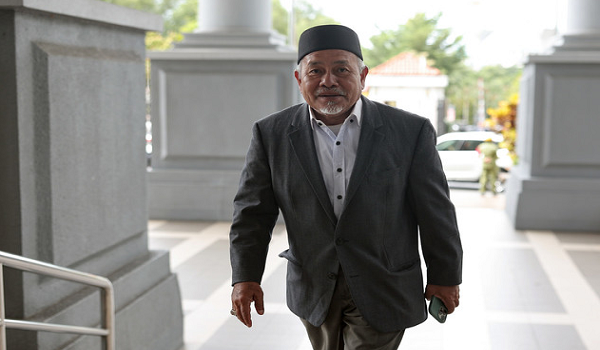 Bekas Menteri Alam Sekitar dan Air Datuk Seri Tuan Ibrahim Tuan Man hadir ke Kompleks Mahkamah Kuala Lumpur hari ini bagi mediasi kes saman terhadap bekas Menteri Ekonomi Datuk Seri Mohd Rafizi Ramli mengenai kelulusan beberapa projek termasuk projek tebatan banjir kepada sebuah syarikat / BERNAMA